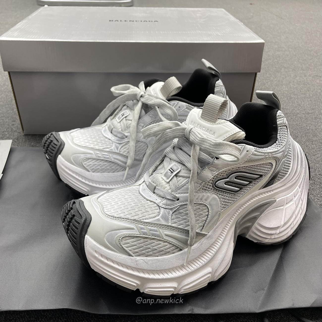 Balenciaga Fall 2024 10xl White 784344 W2mv2 9110 (3) - www.newkick.vip
